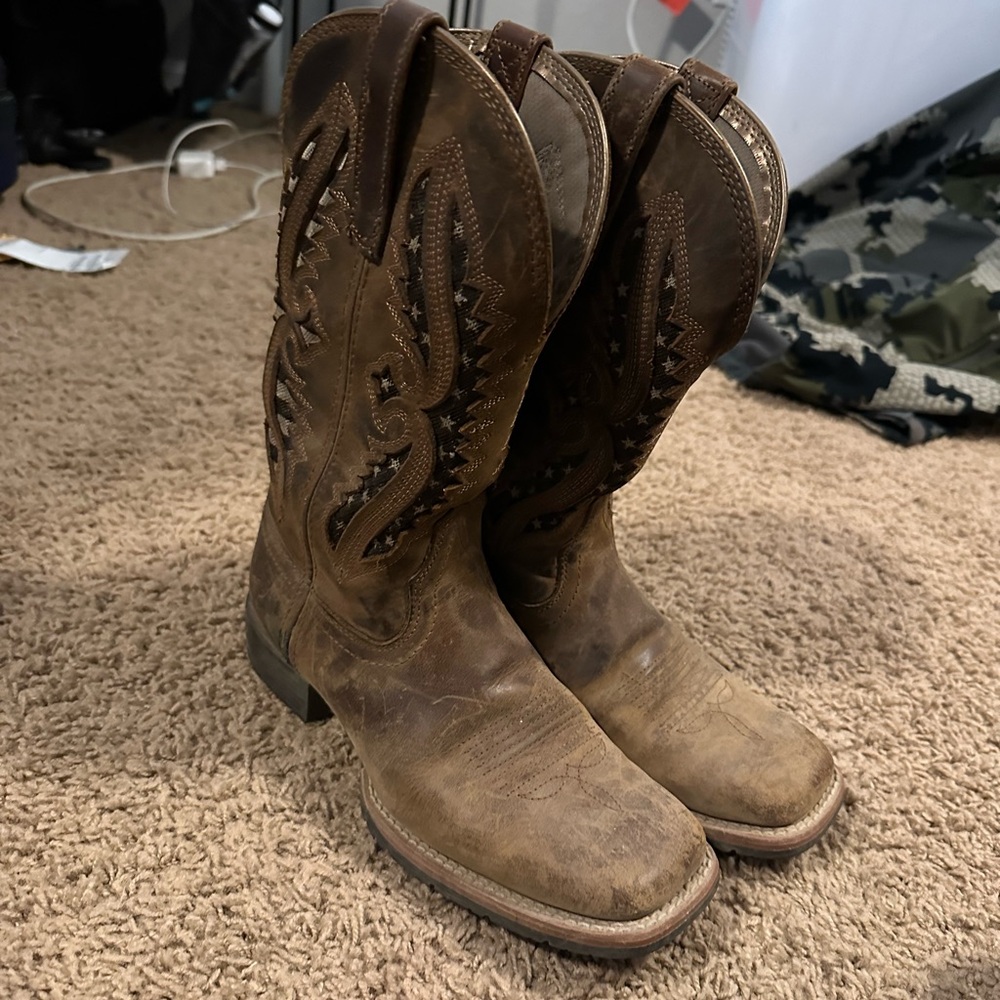Ariat cowgirl boots. Size 6 1/2. In good shape!